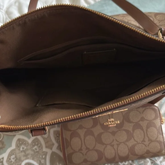 Coach Tote/ Matching Wallet - Picture 2 of 8